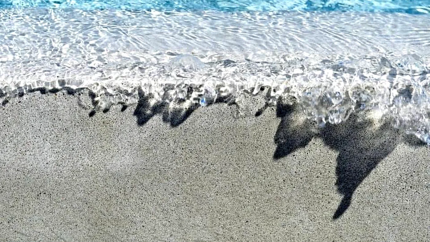 Agua sobre la entrada de playa de una piscina de árido de cuarzo