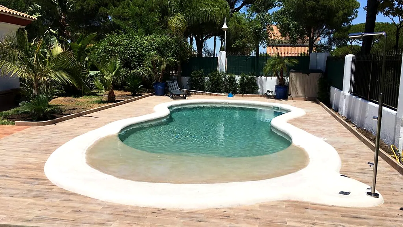 Laguna con entrada de playa en una villa